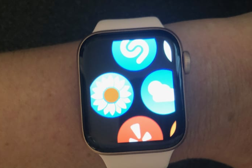 Increase your Apple Watch screen size with Zoom Feature: 
